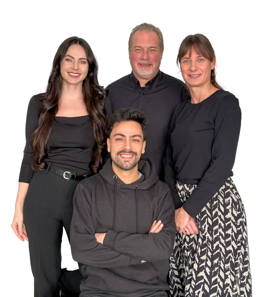 Teamfoto mit Inhaber, Grafikerin, Programmierer und Social Media Managerin von Black on White