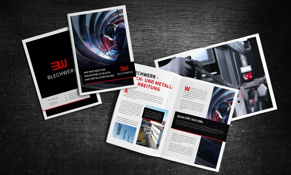 Mockup der gestalteten Broschüre von vorne, hinten und aufgeklappt