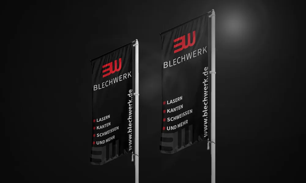 Mockup der gestalteten Fahnen von Blechwerk mit Logo, Webadresse und Leistungsbeschreibung